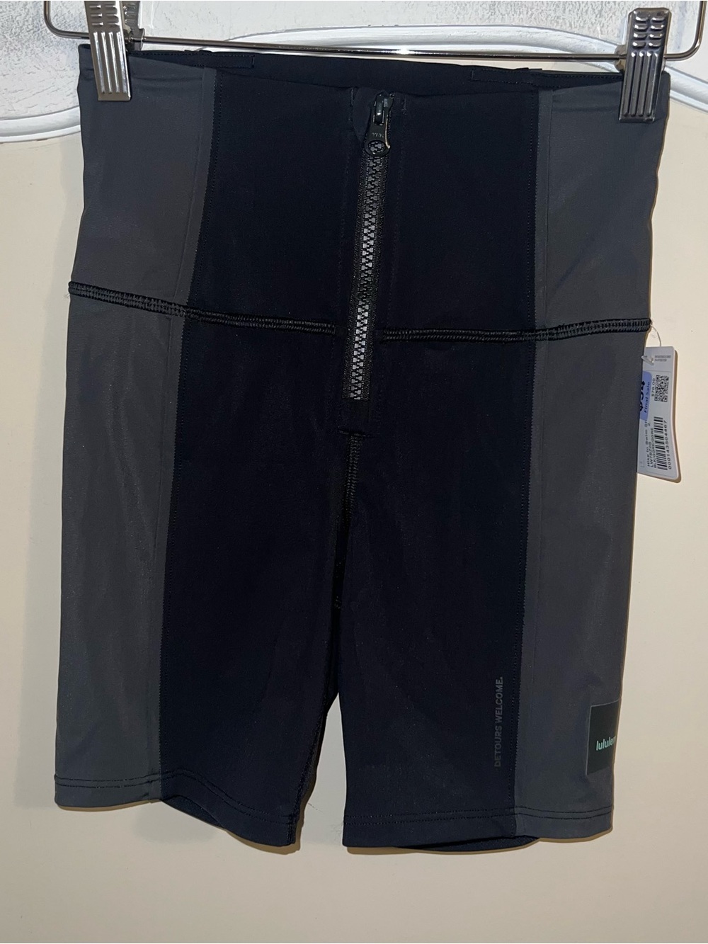 NWT Lululemon Hike to Swim 6 Inch Shorts in Black and Gray - Picture 2 of 5